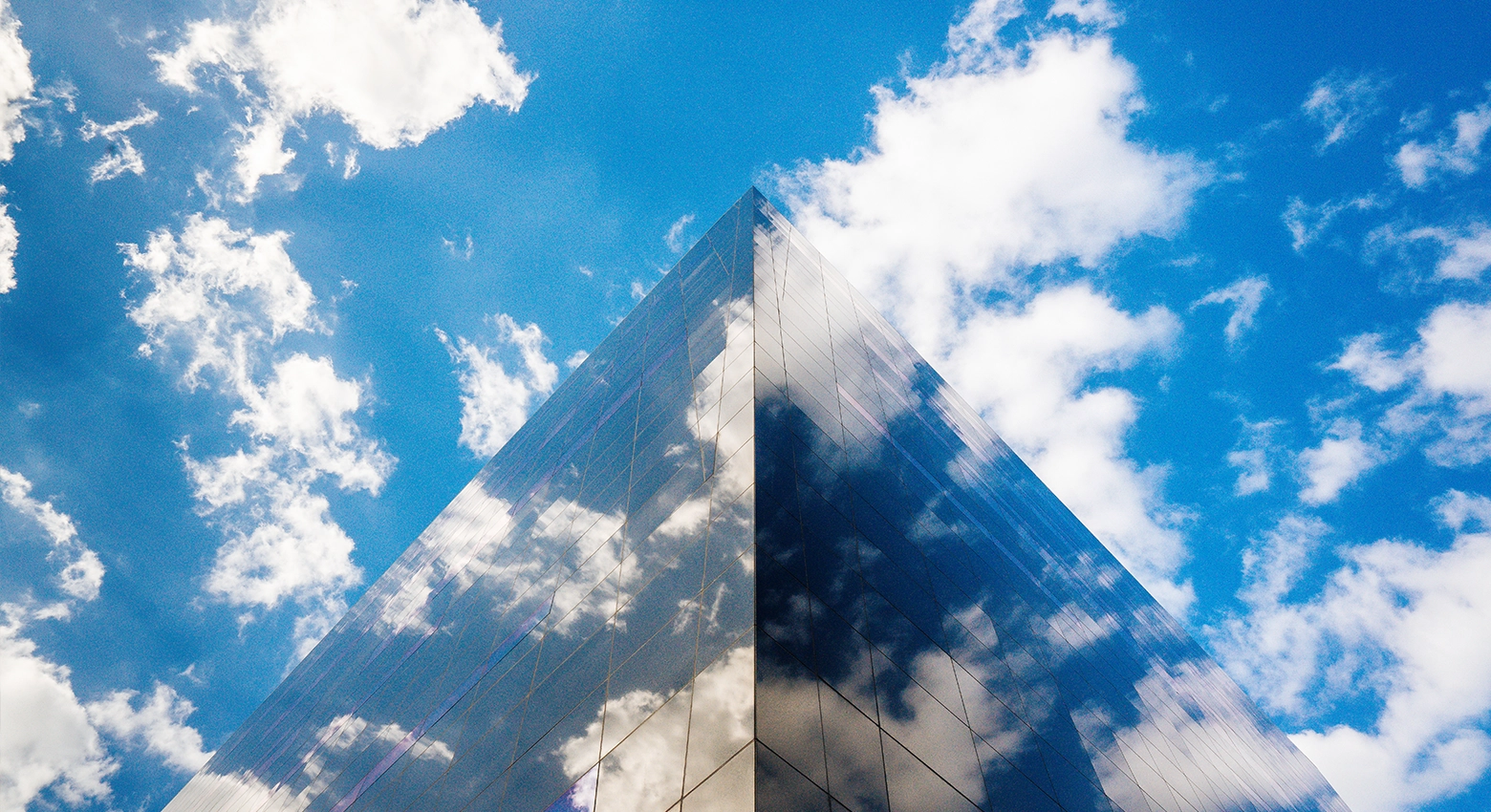 Szczyt wieżowca w chmurach