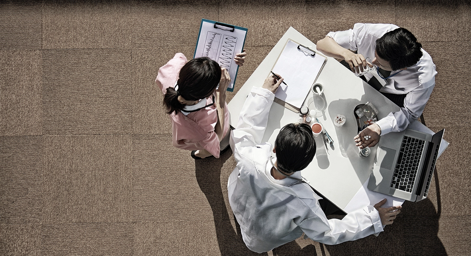 Siedzący lekarze w trakcie rozmowy