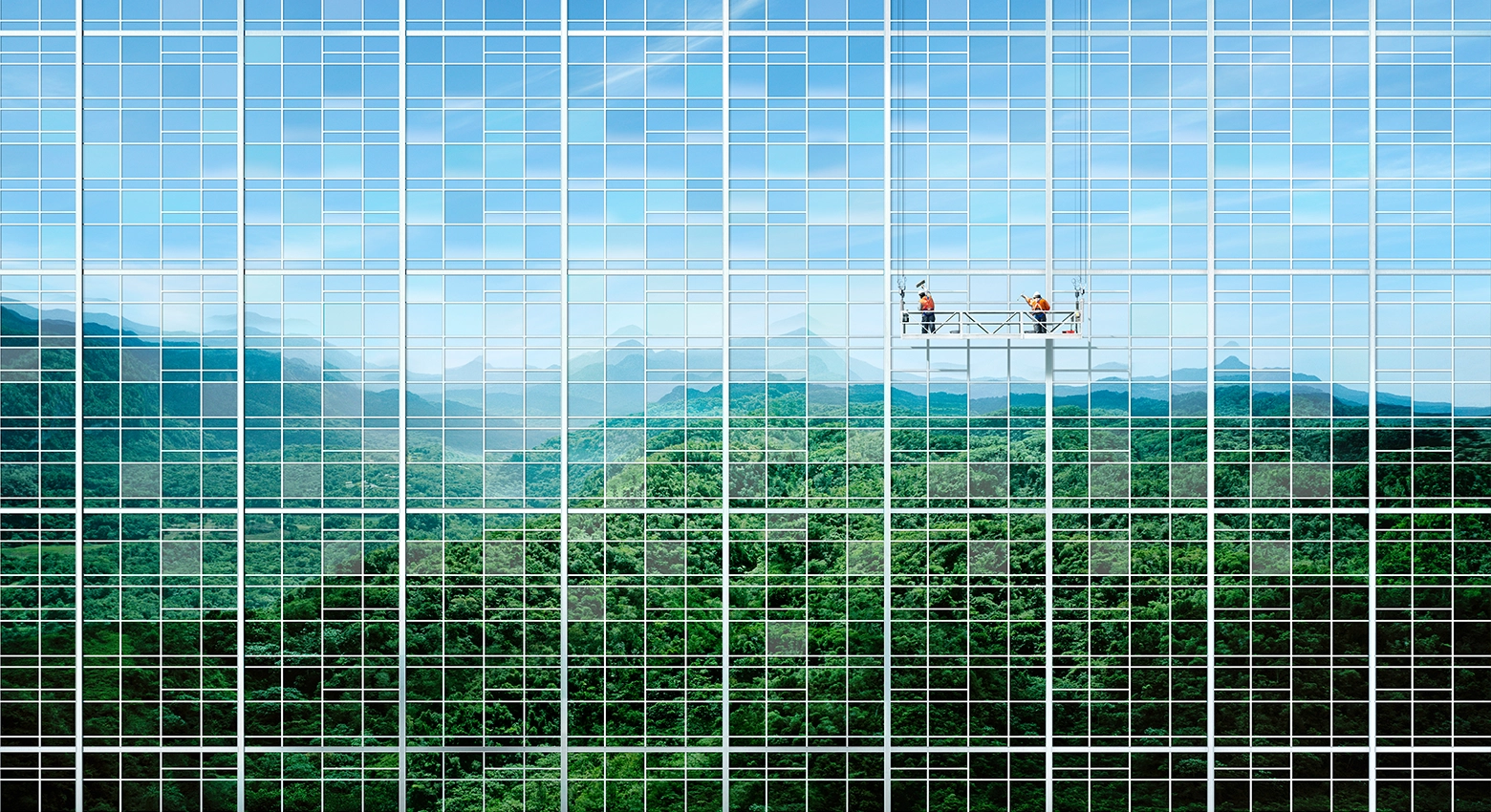 Widok gór i nieba z okna 