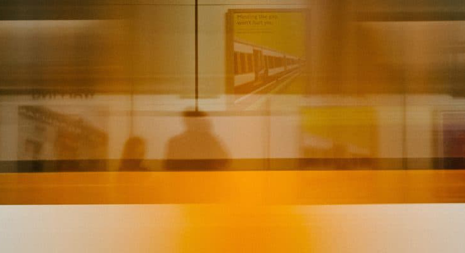 Sceneria z oknem i pociągiem 