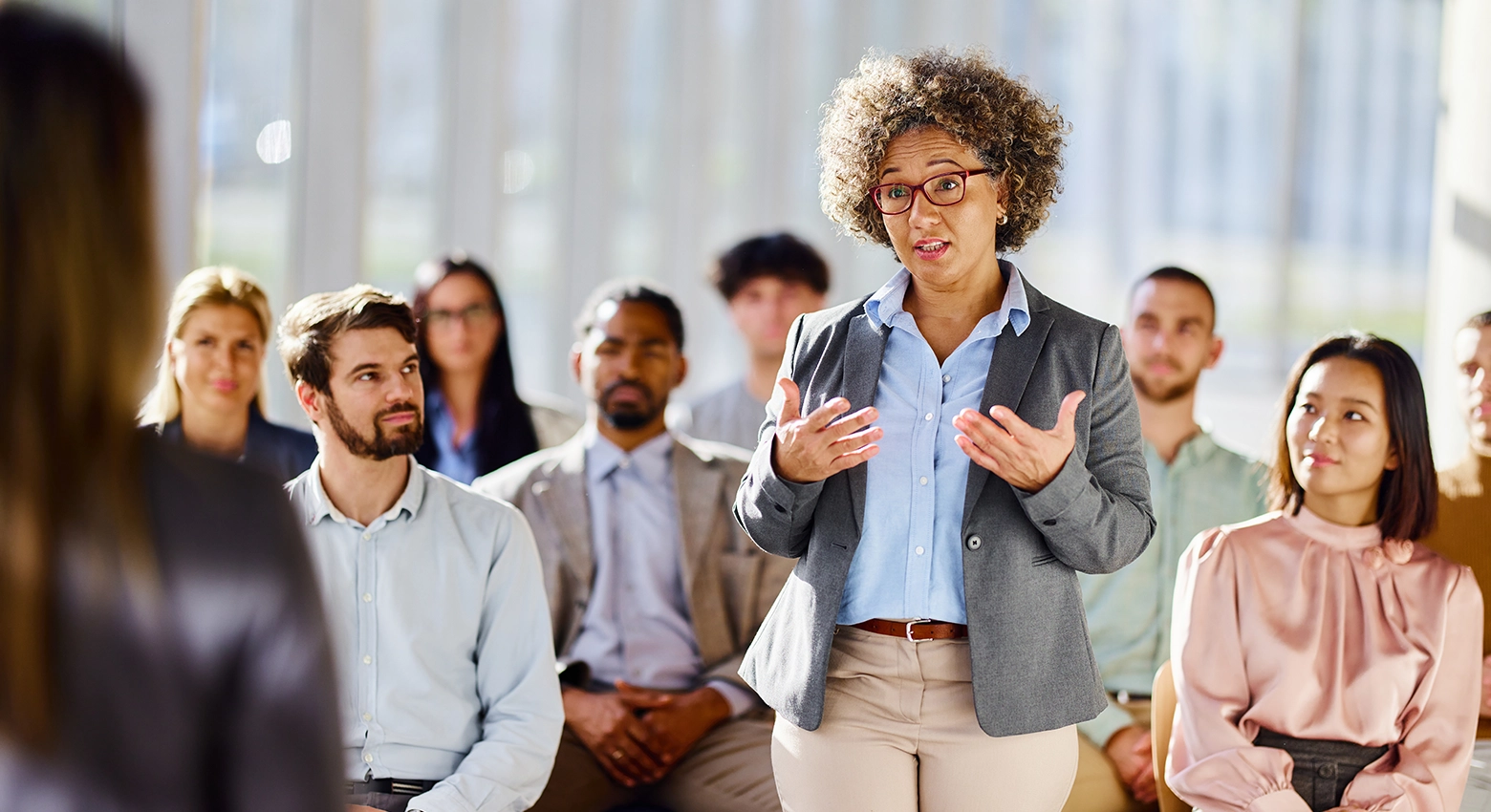 Osoba z publiczności rozmawia