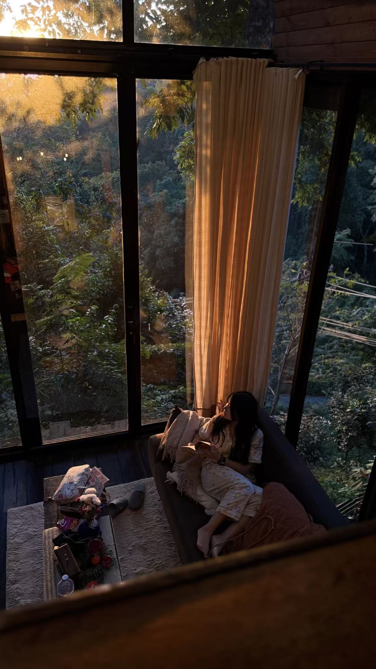 rodzina w domu o zachodzie słońca