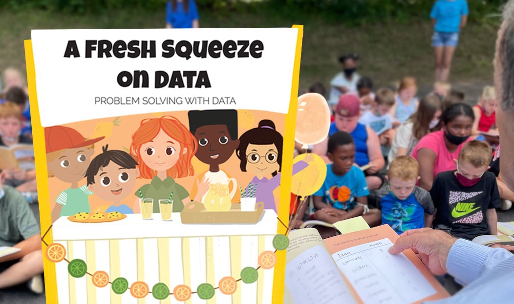 Książka dla dzieci „A Fresh Squeeze on Data” z czytającymi ją dziećmi